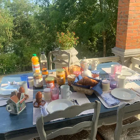 Le Manoir Des Rochers Homestay