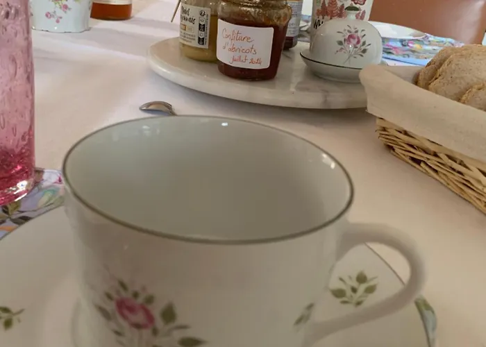 Le Manoir Des Rochers Homestay